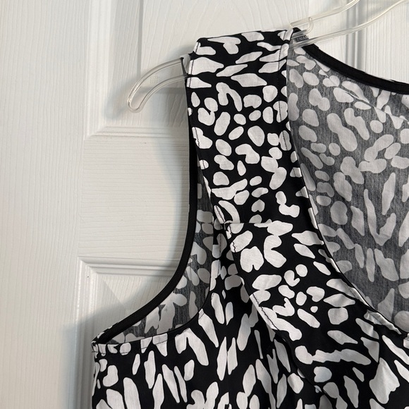 Women's Black and White Patterned Top - Picture 2 of 4